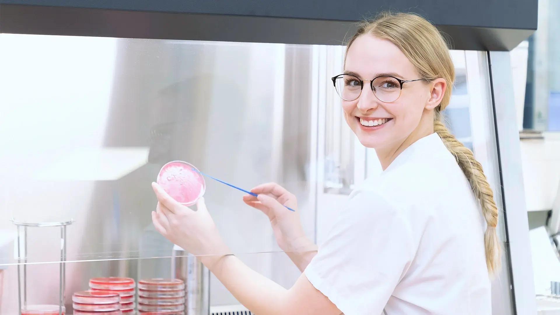 Ines Rösch, Medizinisch-technische Laboratoriumsassistentin, arbeitet im Labor. 