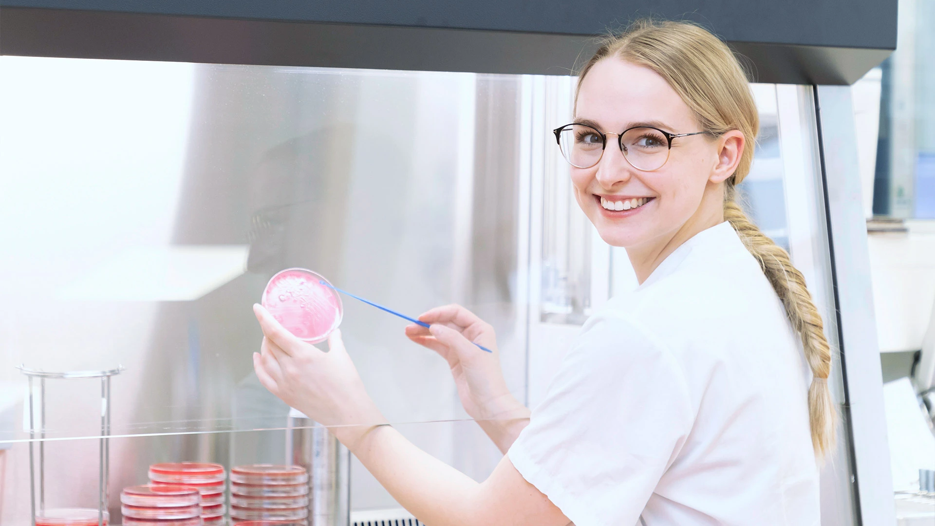 Ines Rösch, Medizinisch-technische Laboratoriumsassistentin, arbeitet im Labor. 